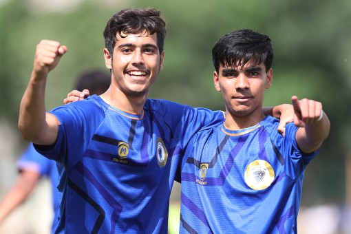 پسران آبی آسمان - پدیده جوان آپادانا