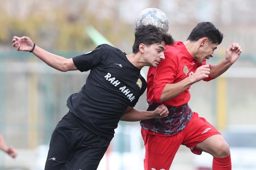 راه آهن مهر - سرخ پوشان آرنا